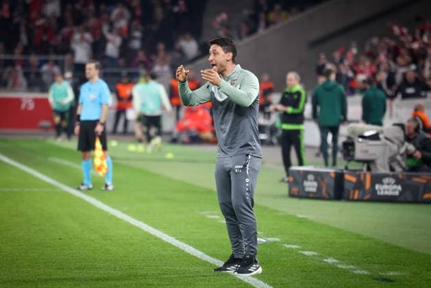 Co-Trainer Malik Fathi (VfB Stuttgart) coacht an der Seite mit, VfB Stuttgart vs. Celtic Glasgow FC, Fussball, Maenner, UEFA Europa League, Saison 2025 2026, Play-off, Round 2 of 2, 26.02.2026 Stuttgart Baden-Wuerttemberg Deutschland