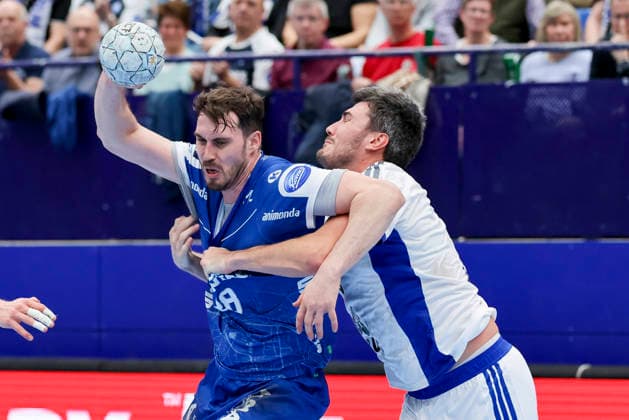 Hendrik Wagner (TBV Lemgo Lippe) und Jacob Lassen (Handball Verein Hamburg) kaempfen um den Ball, DAIKIN Handball Bundesliga, TBV Lemgo Lippe v Handball Sport Verein Hamburg, PHOENIX CONTACT arena am 26. February 2026 in Lemgo, Deutschland. (Foto von Marco Steinbrenner DeFodi Images) Hendrik Wagner (TBV Lemgo Lippe) und Jacob Lassen (Handball Sport Verein Hamburg) battle for the ball, DAIKIN Handball Bundesliga, TBV Lemgo Lippe v Handball Sport Verein Hamburg, PHOENIX CONTACT arena, February 26, 2026 in Lemgo, Germany. (Photo by Marco Steinbrenner DeFodi Images) -