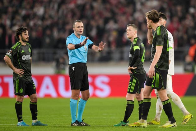 Fußball, UEFA Europa League, 20260226, VfB Stuttgart - Celtic Glasgow. Im Bild Schiedsrichter Irfan PELJTO (BIH), warten auf VAR. Stuttgart MHP Arena Baden Württemberg Deutschland Copyright: Passion2Press MarkusxFischerx