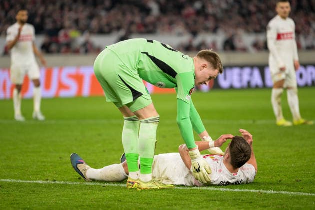 Fußball, UEFA Europa League, 20260226, VfB Stuttgart - Celtic Glasgow. Im Bild v.l Torwart Viljami SINISALO glasgow 12) Ermedin DEMIROVIC stuttgart 9) angeschlagen am Boden. Stuttgart MHP Arena Baden Württemberg Deutschland Copyright: Passion2Press MarkusxFischerx