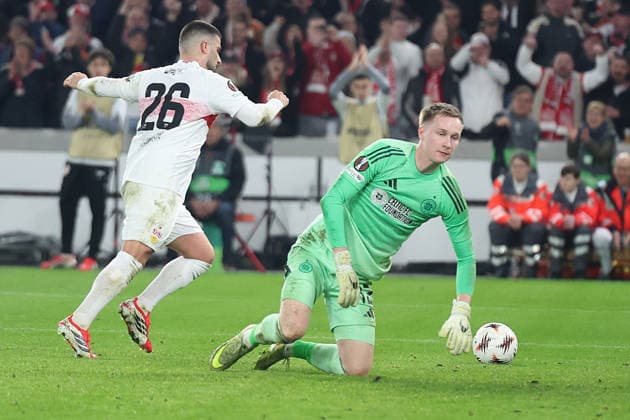 26.02.2026, xrekx, Fussball UEFA Europa League, VfB Stuttgart - Celtic Glasgow v.l. Abseitstor Deniz Undav (VfB Stuttgart) Viljami Sinisalo (Celtic Glasgow) schiesst den Ball weg (DFL DFB REGULATIONS PROHIBIT ANY USE OF PHOTOGRAPHS as IMAGE SEQUENCES and or QUASI-VIDEO) Stuttgart