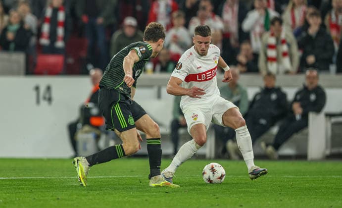 GER, Stuttgart, VfB Stuttgart vs Celtic Glasgow, Europa League, Fussball, UEFA, Spielzeit 2025 2026, MHP-Arena, Playoffs, Rückspiel im Bild v.l.: Dane Murray (Celtic Glasgow 47), Ermedin Demirovic (VfB Stuttgart 9), Zweikampf DFB DFL REGULATIONS PROHIBIT ANY USE OF PHOTOGRAPHS AS IMAGE SEQUENCES AND OR QUASI-VIDEO, 26.02.2026 Copyright: HMBxMedia HendrikxHamelau