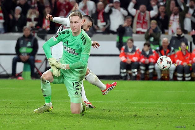 26.02.2026, xrekx, Fussball UEFA Europa League, VfB Stuttgart - Celtic Glasgow v.l. Abseitstor Deniz Undav (VfB Stuttgart) Viljami Sinisalo (Celtic Glasgow) schiesst den Ball weg (DFL DFB REGULATIONS PROHIBIT ANY USE OF PHOTOGRAPHS as IMAGE SEQUENCES and or QUASI-VIDEO) Stuttgart