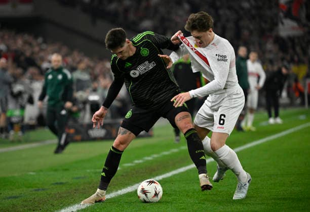Zweikampf, Aktion Tomas Cvancara Celtic Glasgow FC (11) gegen Angelo Stiller VfB Stuttgart (06) Trikot ziehen VfB Stuttgart vs Celtic Glasgow FC EUROPA LEAGUE EL 26.02.2026 DFL REGULATIONS PROHIBIT ANY USE OF PHOTOGRAPHS AS IMAGE SEQUENCES AND OR QUASI-VIDEO VfB Stuttgart vs Celtic Glasgow FC EL