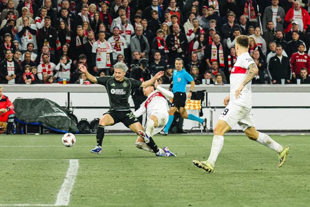 26.02.2026, xhettx, Fussball UEFA Europa League, VfB Stuttgart - Celtic Glasgow v.l. Daizen Maeda (Celtic FC, 38) verliert den Ball gegen Maximilian Mittelstädt (VFB Stuttgart, 7) (DFL DFB REGULATIONS PROHIBIT ANY USE OF PHOTOGRAPHS as IMAGE SEQUENCES and or QUASI-VIDEO)