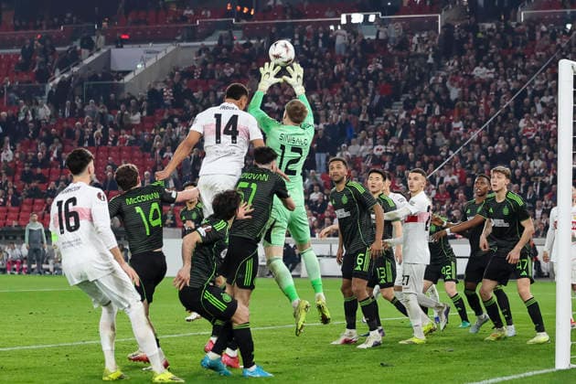 IViljami Sinisalo (Celtic Glasgow, 12) faengt den Ball vor Luca Jaquez (VfB Stuttgart, 14) , Deutschland, Fussball, UEFA Europa League, Play-offs, 2025 2026, VfB Stuttgart vs. Celtic Glasgow, 26.02.2026, Stuttgart MHP Arena Deutschland Copyright: xGrantxHubbsx