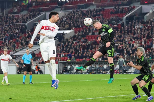 Tiago Tomas, Tiago Tomas (VfB Stuttgart, 08) und Callum McGregor (Celtic Glasgow, 42) beim Kopfballduell , Deutschland, Fussball, UEFA Europa League, Play-offs, 2025 2026, VfB Stuttgart vs. Celtic Glasgow, 26.02.2026, Stuttgart MHP Arena Deutschland Copyright: xGrantxHubbsx