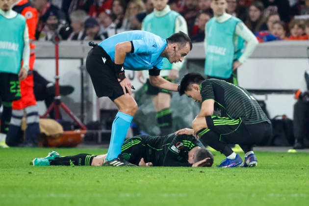Callum McGregor (Celtic Glasgow, 42) verletzt am Boden , Deutschland, Fussball, UEFA Europa League, Play-offs, 2025 2026, VfB Stuttgart vs. Celtic Glasgow, 26.02.2026, Stuttgart MHP Arena Deutschland Copyright: xGrantxHubbsx