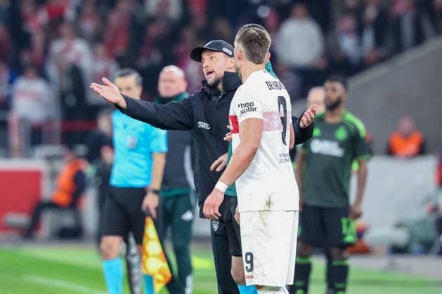 Cheftrainer Sebastian Hoeness (VfB Stuttgart) unzufrieden, mit Ermedin Demirovic 9 (VfB Stuttgart), VfB Stuttgart vs. Celtic Glasgow FC, Fussball, Maenner, UEFA Europa League, Saison 2025 2026, Play-off, Round 2 of 2, 26.02.2026 Stuttgart Baden-Wuerttemberg Deutschland