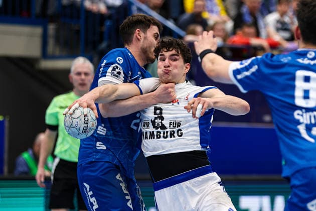 26.02.2026, xKWIx, Handball, DAIKIN Handball-Bundesliga, TBV Lemgo Lippe - Handball Verein Hamburg, PHOENIX CONTACT Arena: Elias Kofler (Handball Sport Verein Hamburg 6) im Zweikampf gegen Tim Suton (TBV Lemgo Lippe 23) Photo: xKamilxWilkowskixPressefotoKochx NRW Deutschland