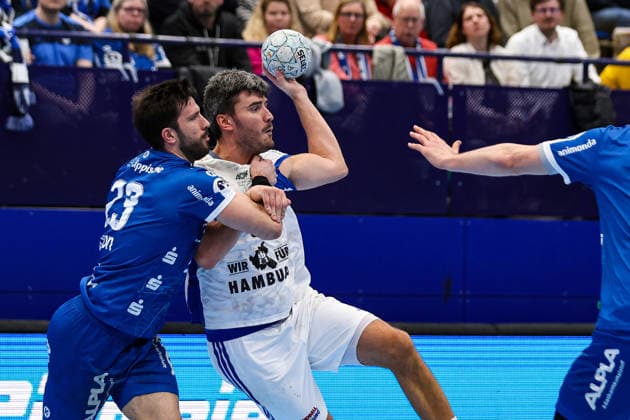 26.02.2026, xKWIx, Handball, DAIKIN Handball-Bundesliga, TBV Lemgo Lippe - Handball Verein Hamburg, PHOENIX CONTACT Arena: Jacob Lassen (Handball Sport Verein Hamburg 9) im Zweikampf gegen Tim Suton (TBV Lemgo Lippe 23) Photo: xKamilxWilkowskixPressefotoKochx NRW Deutschland
