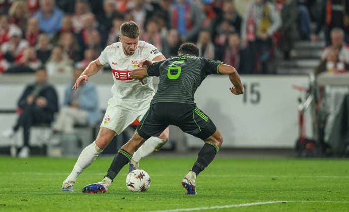 GER, Stuttgart, VfB Stuttgart vs Celtic Glasgow, Europa League, Fussball, UEFA, Spielzeit 2025 2026, MHP-Arena, Playoffs, Rückspiel im Bild v.l.: Ermedin Demirovic (VfB Stuttgart 9), Auston Trusty (Celtic Glasgow 6) DFB DFL REGULATIONS PROHIBIT ANY USE OF PHOTOGRAPHS AS IMAGE SEQUENCES AND OR QUASI-VIDEO, 26.02.2026 Copyright: HMBxMedia HendrikxHamelau