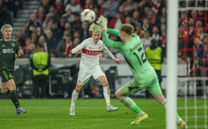 GER, Stuttgart, VfB Stuttgart vs Celtic Glasgow, Europa League, Fussball, UEFA, Spielzeit 2025 2026, MHP-Arena, Playoffs, Rückspiel im Bild: Chris Führich (VfB Stuttgart 10), Torschuss DFB DFL REGULATIONS PROHIBIT ANY USE OF PHOTOGRAPHS AS IMAGE SEQUENCES AND OR QUASI-VIDEO, 26.02.2026 Copyright: HMBxMedia HendrikxHamelau