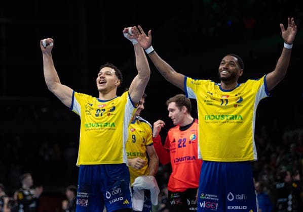 Handball, Herren, Saison 2025 2026, Champions League (Gruppe A, 12. Spieltag), Füchse Berlin - Industria Kielce, v.l. Theo Monar (Kielce), Benoit Kounkoud (Kielce), Jubel nach Abpfiff, 26.02.2026, Copyright: xSebastianxRäppold MatthiasxKochx