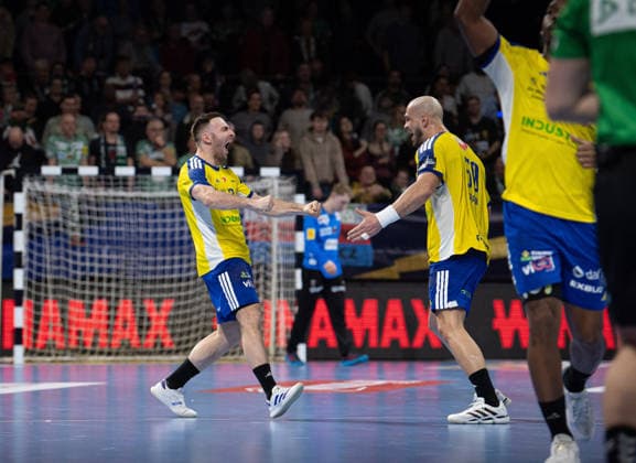 Handball, Herren, Saison 2025 2026, Champions League (Gruppe A, 12. Spieltag), Füchse Berlin - Industria Kielce, v.l. Arkadiusz Jacek Moryto (Kielce), Artsem Karalek (Kielce), Jubel nach Abpfiff, 26.02.2026, Copyright: xSebastianxRäppold MatthiasxKochx