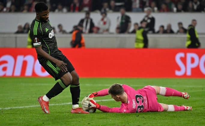 Torwart Alexander Nuebel VfB Stuttgart (33) Aktion vor Kelechi Iheanacho Celtic Glasgow FC (17) Aktion am Ball VfB Stuttgart vs Celtic Glasgow FC EUROPA LEAGUE EL 26.02.2026 DFL REGULATIONS PROHIBIT ANY USE OF PHOTOGRAPHS AS IMAGE SEQUENCES AND OR QUASI-VIDEO VfB Stuttgart vs Celtic Glasgow FC EL
