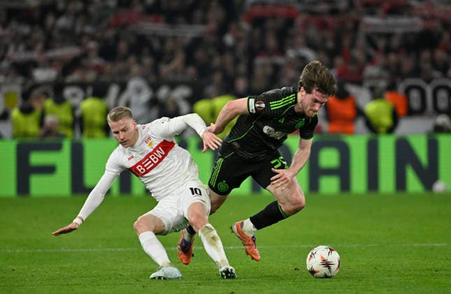 Zweikampf, Aktion Chris Fuehrich VfB Stuttgart (10) gegen Anthony Ralston Celtic Glasgow FC (56) im Hintergrund Bandenwerbung Logo FLIXTRAIN VfB Stuttgart vs Celtic Glasgow FC EUROPA LEAGUE EL 26.02.2026 DFL REGULATIONS PROHIBIT ANY USE OF PHOTOGRAPHS AS IMAGE SEQUENCES AND OR QUASI-VIDEO VfB Stuttgart vs Celtic Glasgow FC EL