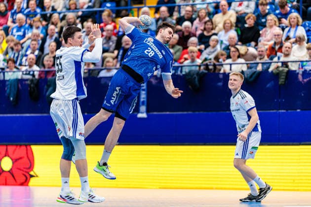 v.l. Azat Valiullin (Handball Verein Hamburg, 55), Hendrik Wagner (TBV Lemgo Lippe, 28), Frederik Bo Andersen (Handball Sport Verein Hamburg, 21) GER, TBV Lemgo Lippe vs. Handball Sport Verein Hamburg, Handball, 1. Bundesliga, 23. Spieltag, Spielzeit 2025 2026, 26.02.2026 GER, TBV Lemgo Lippe vs. Handball Sport Verein Hamburg, Handball, 1. Bundesliga, 23. Spieltag, Spielzeit 2025 2026, 26.02.2026 Lemgo Copyright: xEibner-Pressefoto JanxRollingerx EP_JSK