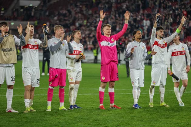 GER, Stuttgart, VfB Stuttgart vs Celtic Glasgow, Europa League, Fussball, UEFA, Spielzeit 2025 2026, MHP-Arena, Playoffs, Rückspiel im Bild: VfB Stuttgart feiert mit den Fans den Einzug in die nächste Runde trotz Niederlage nach Abpfiff DFB DFL REGULATIONS PROHIBIT ANY USE OF PHOTOGRAPHS AS IMAGE SEQUENCES AND OR QUASI-VIDEO, 26.02.2026 *** GER, Stuttgart, VfB Stuttgart vs Celtic Glasgow, Europa League, Football, UEFA, 2025 2026 season, MHP Arena, Playoffs, second leg in the picture VfB Stuttgart celebrates with the fans despite defeat after the final whistle DFB DFL REGULATIONS PROHIBIT ANY USE OF PHOTOGRAPHS AS IMAGE SEQUENCES AND OR QUASI VIDEO, 26 02 2026 Copyright: HMBxMedia HendrikxHamelau