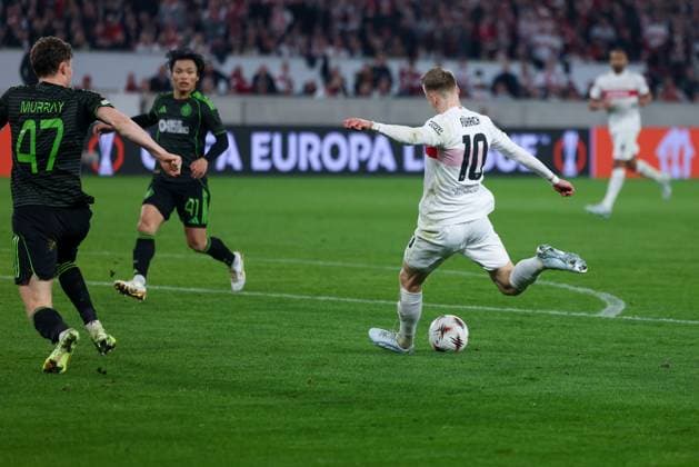 Chris Fuehrich 10 (VfB Stuttgart) schiesst ein Tor, das wegen Abseits aberkannt wird, VfB Stuttgart vs. Celtic Glasgow FC, Fussball, Maenner, UEFA Europa League, Saison 2025 2026, Play-off, Round 2 of 2, 26.02.2026 Stuttgart Baden-Wuerttemberg Deutschland
