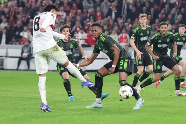 26.02.2026, xrekx, Fussball UEFA Europa League, VfB Stuttgart - Celtic Glasgow v.l. Tiago Tomas (VfB Stuttgart) Junior Adamu (Celtic Glasgow) Zweikampf, Aktion, action, battle for the ball (DFL DFB REGULATIONS PROHIBIT ANY USE OF PHOTOGRAPHS as IMAGE SEQUENCES and or QUASI-VIDEO) Stuttgart