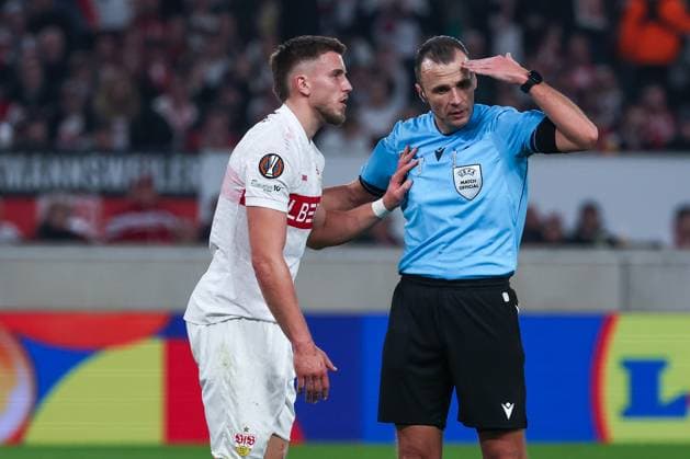 Referee Schiedsrichter Irfan Peljto (BIH) zeigt eine Kopfverletzung bei Ermedin Demirovic 9 (VfB Stuttgart) an, VfB Stuttgart vs. Celtic Glasgow FC, Fussball, Maenner, UEFA Europa League, Saison 2025 2026, Play-off, Round 2 of 2, 26.02.2026 Stuttgart Baden-Wuerttemberg Deutschland