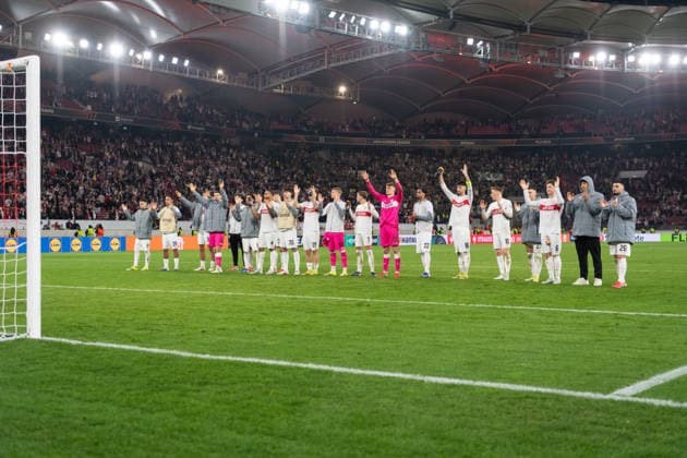 Die Mannschaft des VfB Stuttgart bedankt sich nach Spielende bei den Fans. GER, VfB Stuttgart vs. Celtic FC Glasgow, Fussball, UEFA Europa League, Herren, Play-Offs Rueckspiel, Spielzeit 2025 2026, 26.02.2026, GER, VfB Stuttgart vs. Celtic FC Glasgow, Fussball, UEFA Europa League, Herren, Play-Offs Rueckspiel, Spielzeit 2025 2026, 26.02.2026 Stuttgart Copyright: xEibner-Pressefoto WolfgangxFrankx EP_WFK