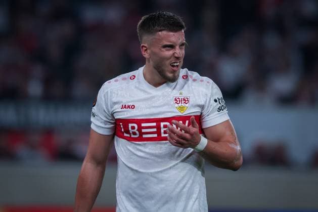 Ermedin Demirovic 9 (VfB Stuttgart) mit schmerzverzerrtem Gesicht nach einer Kopfverletzung, VfB Stuttgart vs. Celtic Glasgow FC, Fussball, Maenner, UEFA Europa League, Saison 2025 2026, Play-off, Round 2 of 2, 26.02.2026 Stuttgart Baden-Wuerttemberg Deutschland
