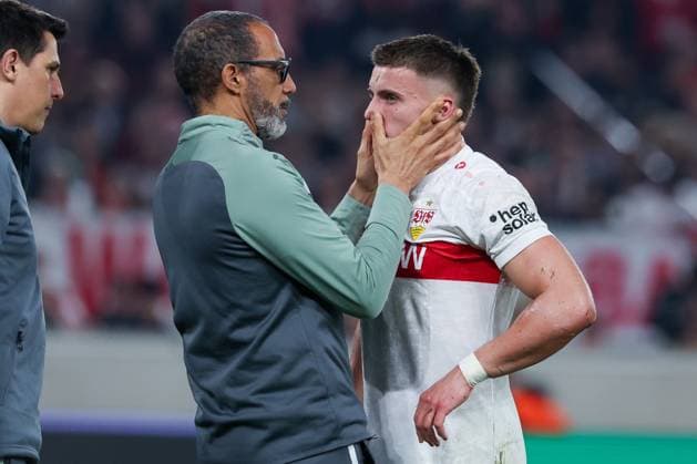 VfB-Mannschaftsarzt Dr. Raymond Best untersucht Ermedin Demirovic 9 (VfB Stuttgart) nach dessen Kopfverletzung, VfB Stuttgart vs. Celtic Glasgow FC, Fussball, Maenner, UEFA Europa League, Saison 2025 2026, Play-off, Round 2 of 2, 26.02.2026 Stuttgart Baden-Wuerttemberg Deutschland