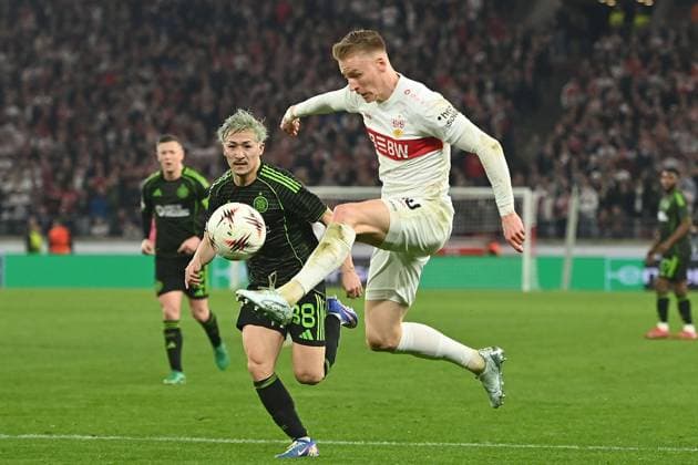 Chris FUEHRICH (VFB Stuttgart), Aktion,Zweikampf gegen Daizen MAEDA (Glasgow). Fussball UEFA Europa League VfB Stuttgart - Celtic Glasgow 0-1 am 26.02.2026 MHP ARENA.