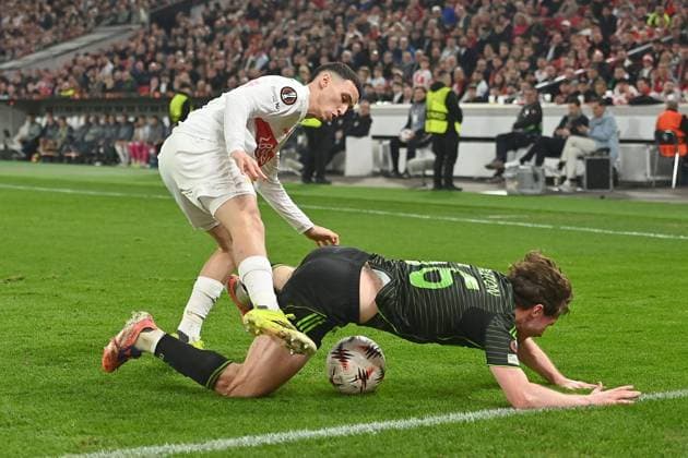 Bilal EL KHANNOUSS (VFB Stuttgart), Aktion,Zweikampf gegen Anthony RALSTON (Glasgow) Fussball UEFA Europa League VfB Stuttgart - Celtic Glasgow 0-1 am 26.02.2026 MHP ARENA.