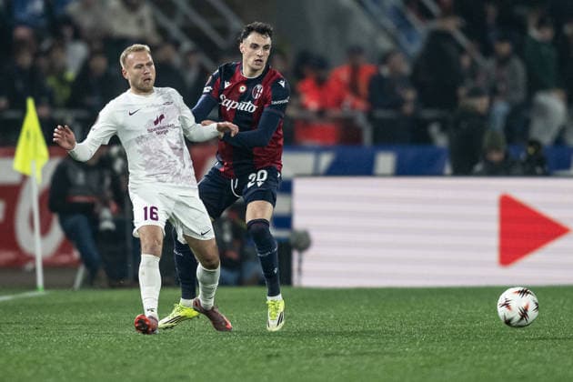 260226 Jon Dagur Thorsteinsson of Brann and Nadir Zortea of Bologna during the UEFA Europa League football match between Bologna and Brann on February 26, 2026 in Bologna. Photo: Marius Simensen BILDBYRAN COP 238 MM0058 bbeng fotboll football soccer fotball uefa europa league brann bologna Copyright: MARIUSxSIMENSEN BB260226ZR005