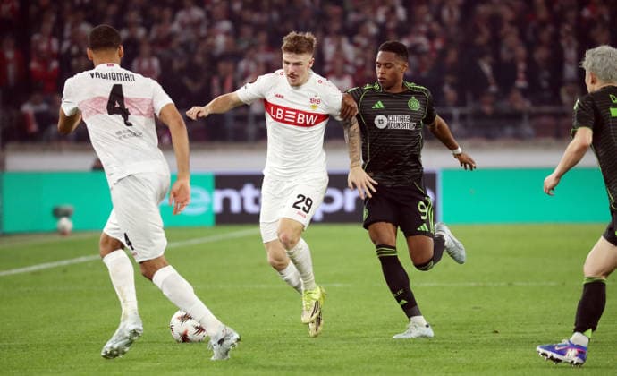 26.02.26 VfB Stuttgart - Celtic Glasgow Deutschland, Stuttgart, 26.02.2026, Fussball, UEFA Europa League, Saison 2025 2026, Play-Offs, Rückspiel, VfB Stuttgart - Celtic Glasgow: v.l. Finn Jeltsch (VfB Stuttgart), Junior Adamu (Celtic Glasgow).