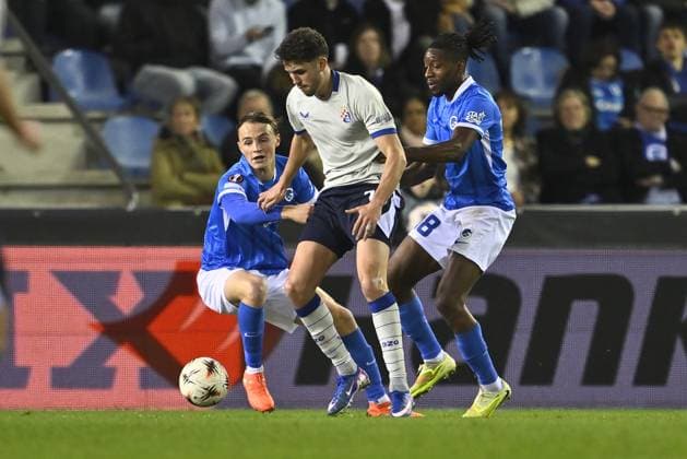Genk s Matte Smets, Dinamo s Fran Topic and Genk s Joris Kayembe fight for the ball during a soccer game between Belgian team KRC Genk and Croatian GNK Dinamo Zagreb, Thursday 26 February 2026 in Genk, in the play-off for the knockout phase of the UEFA Europa League tournament. Genk won the first leg 1-3. JOHAN EYCKENS JohanxEyckens  x165465549x
