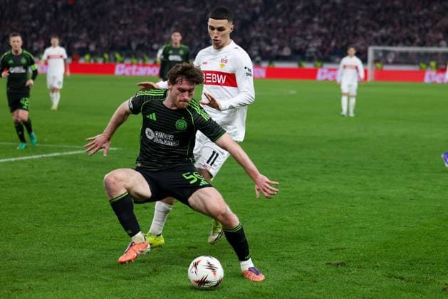 Bilal El Khannouss 11 (VfB Stuttgart) in Aktion gegen Anthony Ralston 56 (Celtic Glasgow FC), VfB Stuttgart vs. Celtic Glasgow FC, Fussball, Maenner, UEFA Europa League, Saison 2025 2026, Play-off, Round 2 of 2, 26.02.2026 Stuttgart Baden-Wuerttemberg Deutschland