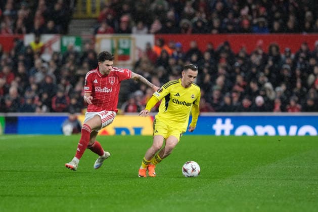 Kerem Akturkoglu of Fenerbahce challenges for the ball against Neco Williams of Nottingham Forest during the UEFA Europa league football match between Nottingham Forest and Fenerbahce at City Ground in Nottingham. Copyright: xPaulxBonserx xSportsxPressxPhotox Sportspressphoto_SPR97794