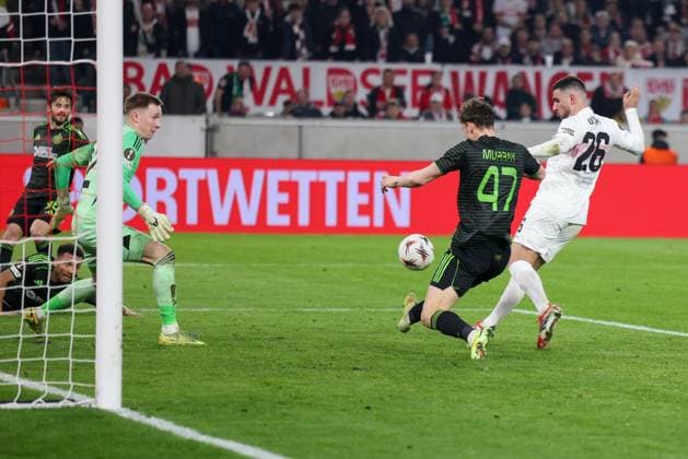 Deniz Undav 26 (VfB Stuttgart) in Aktion, Chance, mit Viljami Sinisalo 12 (Celtic Glasgow FC) und Dane Murray 47 (Celtic Glasgow FC), VfB Stuttgart vs. Celtic Glasgow FC, Fussball, Maenner, UEFA Europa League, Saison 2025 2026, Play-off, Round 2 of 2, 26.02.2026 Stuttgart Baden-Wuerttemberg Deutschland