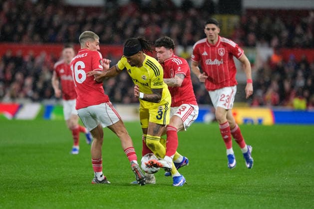Archie Brown of Fenerbahce competes for the ball with Neco Williams and Nicolas Dominguez of Nottingham Forest during the UEFA Europa league football match between Nottingham Forest and Fenerbahce at City Ground in Nottingham. Copyright: xPaulxBonserx xSportsxPressxPhotox Sportspressphoto_SPR97795