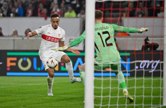 Torschuss Aktion Torchance Jamie Leweling VfB Stuttgart (18) gegen Torwart Vijami Sinisaldo Celtic Glasgow FC (12) VfB Stuttgart vs Celtic Glasgow FC EUROPA LEAGUE EL 26.02.2026 DFL REGULATIONS PROHIBIT ANY USE OF PHOTOGRAPHS AS IMAGE SEQUENCES AND OR QUASI-VIDEO VfB Stuttgart vs Celtic Glasgow FC EL
