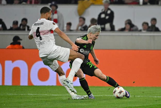 Zweikampf, Aktion Josha Vagnoman VfB Stuttgart (04) gegen Daizen Maeda Celtic Glasgow FC (38) VfB Stuttgart vs Celtic Glasgow FC EUROPA LEAGUE EL 26.02.2026 DFL REGULATIONS PROHIBIT ANY USE OF PHOTOGRAPHS AS IMAGE SEQUENCES AND OR QUASI-VIDEO VfB Stuttgart vs Celtic Glasgow FC EL
