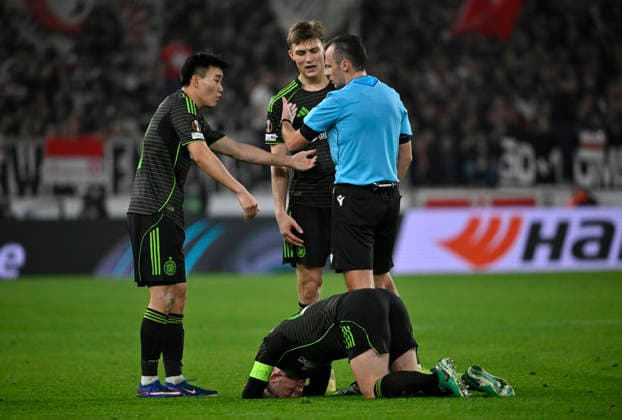 Schiedsrichter Referee Irfan Peljto (BIH) im Gespraech Diskussion mit Hyunjun Celtic Glasgow FC (13) Dane Murray Celtic Glasgow FC (47) Callum McGregor Celtic Glasgow FC (42) verletzt Verletzung am Boden VfB Stuttgart vs Celtic Glasgow FC EUROPA LEAGUE EL 26.02.2026 DFL REGULATIONS PROHIBIT ANY USE OF PHOTOGRAPHS AS IMAGE SEQUENCES AND OR QUASI-VIDEO VfB Stuttgart vs Celtic Glasgow FC EL