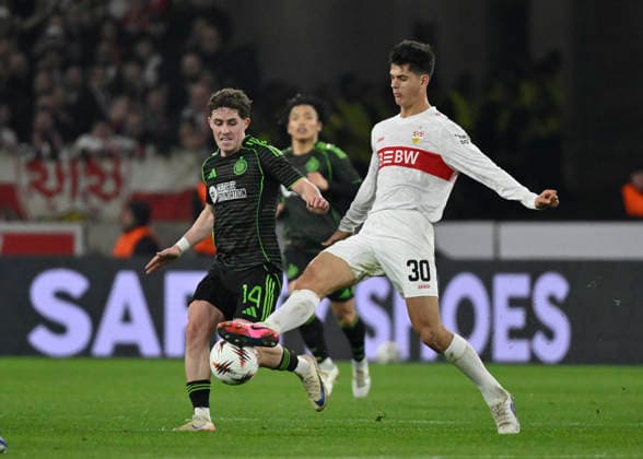 Zweikampf, Aktion Jose Maria Chema Andres Baixauli VfB Stuttgart (30) gegen Luce McCowan Celtic Glasgow FC (14) VfB Stuttgart vs Celtic Glasgow FC EUROPA LEAGUE EL 26.02.2026 DFL REGULATIONS PROHIBIT ANY USE OF PHOTOGRAPHS AS IMAGE SEQUENCES AND OR QUASI-VIDEO VfB Stuttgart vs Celtic Glasgow FC EL