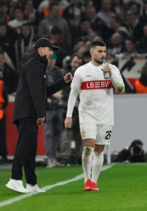 Deniz Undav VfB Stuttgart (26) im Gespraech Diskussion mit Trainer Coach Sebastian Hoeness VfB Stuttgart am Spielfeldrand VfB Stuttgart vs Celtic Glasgow FC EUROPA LEAGUE EL 26.02.2026 DFL REGULATIONS PROHIBIT ANY USE OF PHOTOGRAPHS AS IMAGE SEQUENCES AND OR QUASI-VIDEO VfB Stuttgart vs Celtic Glasgow FC EL