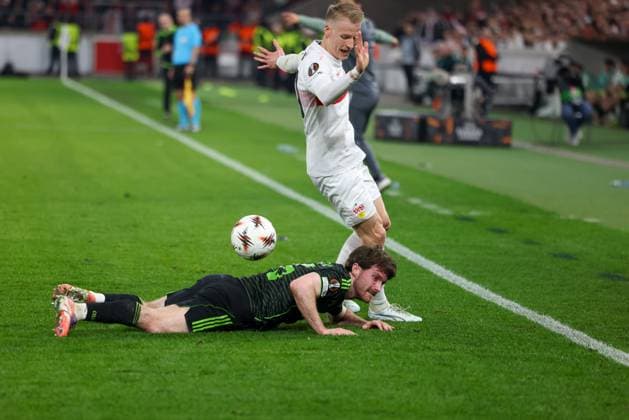 Anthony Ralston 56 (Celtic Glasgow FC) gefoult von Chris Fuehrich 10 (VfB Stuttgart), VfB Stuttgart vs. Celtic Glasgow FC, Fussball, Maenner, UEFA Europa League, Saison 2025 2026, Play-off, Round 2 of 2, 26.02.2026 Stuttgart Baden-Wuerttemberg Deutschland
