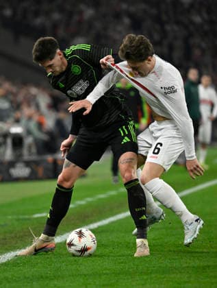 Zweikampf, Aktion Tomas Cvancara Celtic Glasgow FC (11) gegen Angelo Stiller VfB Stuttgart (06) Trikot ziehen VfB Stuttgart vs Celtic Glasgow FC EUROPA LEAGUE EL 26.02.2026 DFL REGULATIONS PROHIBIT ANY USE OF PHOTOGRAPHS AS IMAGE SEQUENCES AND OR QUASI-VIDEO VfB Stuttgart vs Celtic Glasgow FC EL