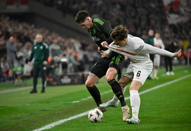 Zweikampf, Aktion Tomas Cvancara Celtic Glasgow FC (11) gegen Angelo Stiller VfB Stuttgart (06) Trikot ziehen VfB Stuttgart vs Celtic Glasgow FC EUROPA LEAGUE EL 26.02.2026 DFL REGULATIONS PROHIBIT ANY USE OF PHOTOGRAPHS AS IMAGE SEQUENCES AND OR QUASI-VIDEO VfB Stuttgart vs Celtic Glasgow FC EL