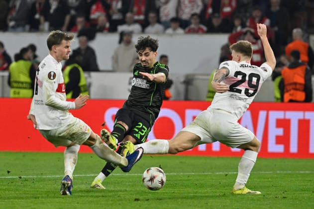 Torschuss Aktion Torchance Sebastian Tounekti Celtic Glasgow FC (23) gegen Maximilian Mittelstaedt VfB Stuttgart (07) Finn Jeltsch VfB Stuttgart (29) VfB Stuttgart vs Celtic Glasgow FC EUROPA LEAGUE EL 26.02.2026 DFL REGULATIONS PROHIBIT ANY USE OF PHOTOGRAPHS AS IMAGE SEQUENCES AND OR QUASI-VIDEO VfB Stuttgart vs Celtic Glasgow FC EL