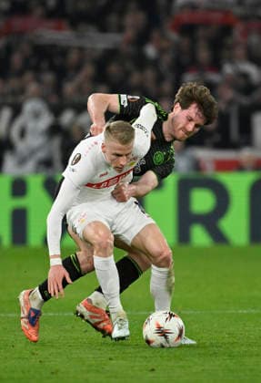 Zweikampf, Aktion Chris Fuehrich VfB Stuttgart (10) gegen Anthony Ralston Celtic Glasgow FC (56) im Hintergrund Bandenwerbung Logo FLIXTRAIN VfB Stuttgart vs Celtic Glasgow FC EUROPA LEAGUE EL 26.02.2026 DFL REGULATIONS PROHIBIT ANY USE OF PHOTOGRAPHS AS IMAGE SEQUENCES AND OR QUASI-VIDEO VfB Stuttgart vs Celtic Glasgow FC EL