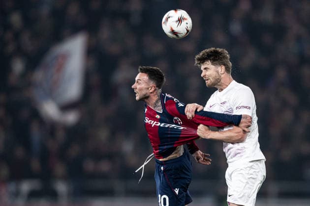 260226 Federico Bernardeschi of Bologna and Jacob Sorensen of Brann during the UEFA Europa League football match between Bologna and Brann on February 26, 2026 in Bologna. Photo: Marius Simensen BILDBYRAN COP 238 MM0058 bbeng fotboll football soccer fotball uefa europa league brann bologna Copyright: MARIUSxSIMENSEN BB260226ZD006