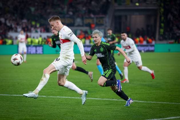 Chris Fuehrich 10 (VfB Stuttgart) in Aktion gegen Daizen Maeda 38 (Celtic Glasgow FC), VfB Stuttgart vs. Celtic Glasgow FC, Fussball, Maenner, UEFA Europa League, Saison 2025 2026, Play-off, Round 2 of 2, 26.02.2026 Stuttgart Baden-Wuerttemberg Deutschland